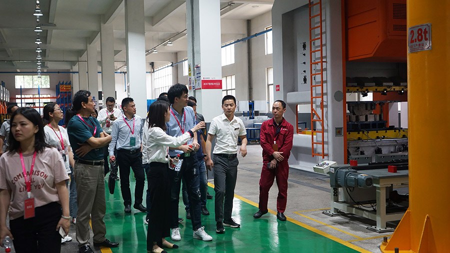阿里巴巴集團(tuán)廚房大家電負(fù)責(zé)人子謖一行到訪佳歌集團(tuán) &nbsp;參觀智慧工廠
