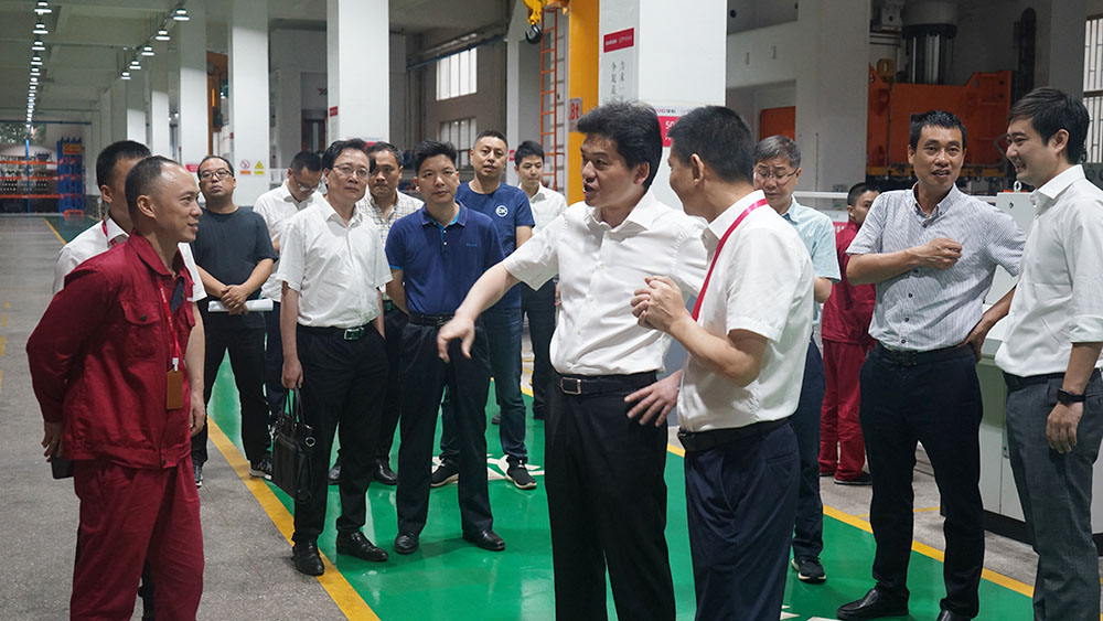 【頭條】嵊州市市長嚴(yán)鋼蒞臨佳歌集成灶視察和指導(dǎo)