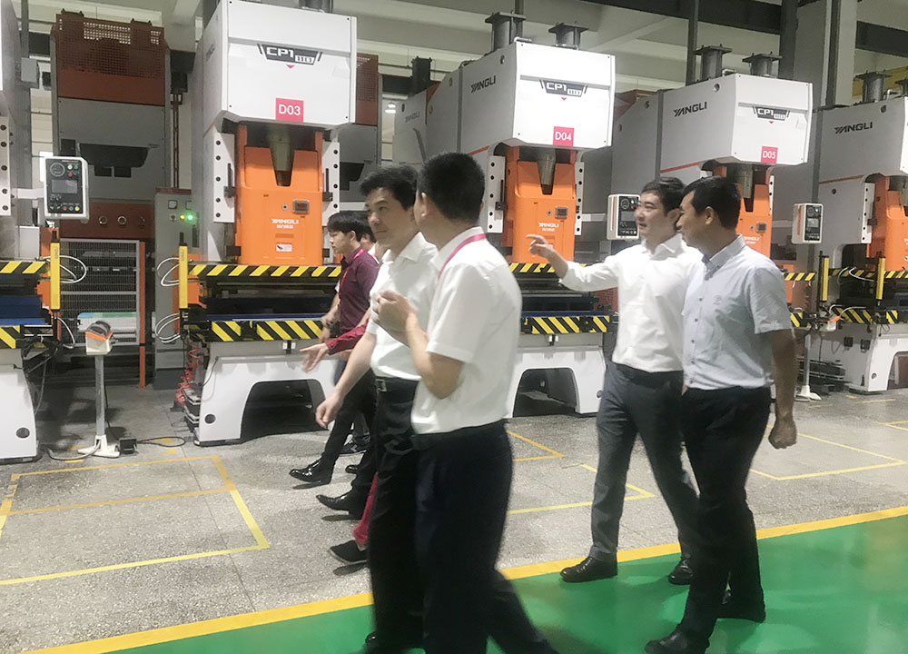 【頭條】嵊州市市長嚴(yán)鋼蒞臨佳歌集成灶視察和指導(dǎo)