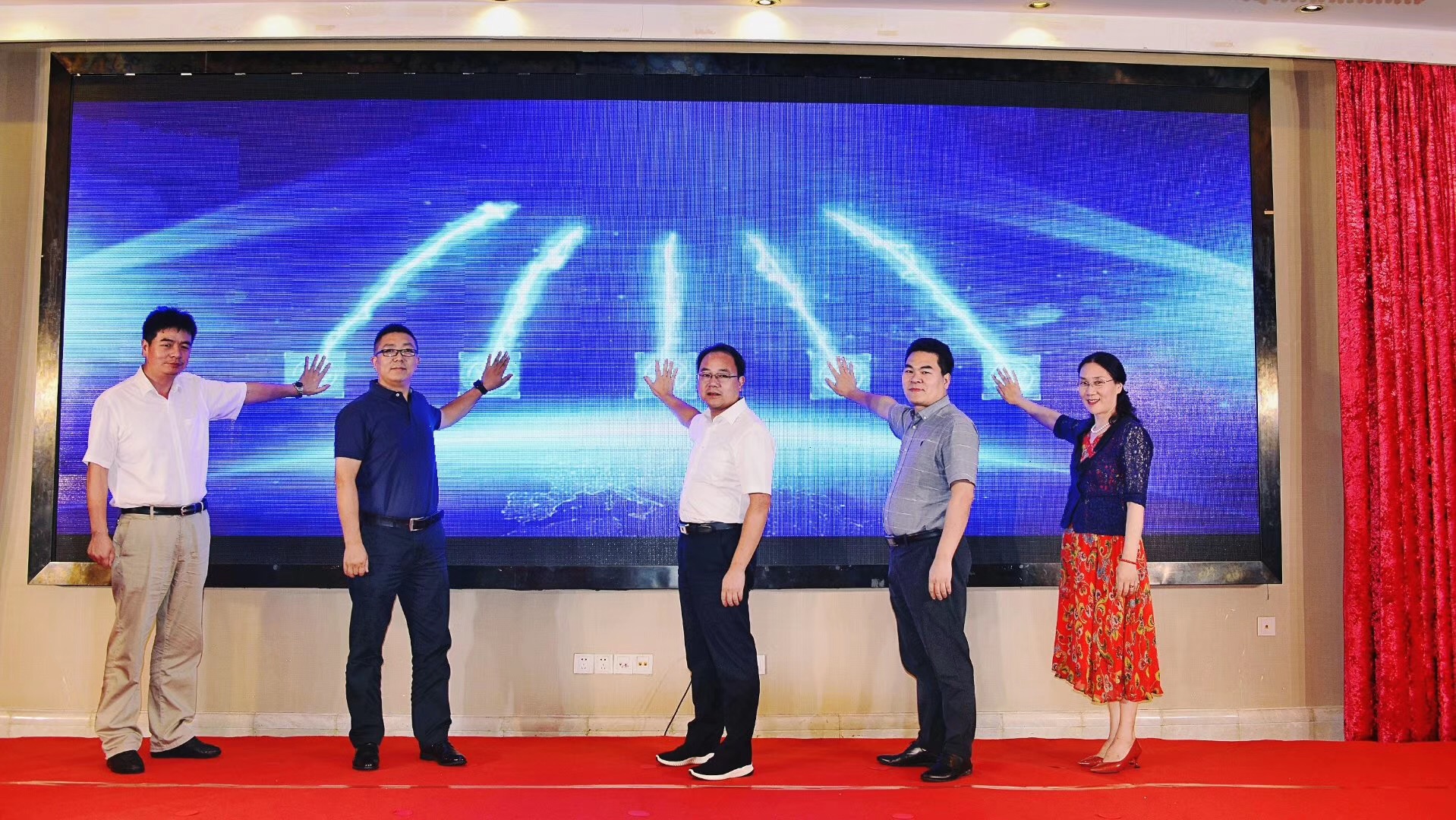 中國經(jīng)濟信息社、京東集團、嵊州市商務局等“廠直優(yōu)品”項目組成員蒞臨佳歌集成灶參觀考察