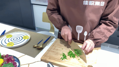 【佳歌廚房】全家都愛吃的可樂雞翅，你學(xué)會(huì)了嗎？