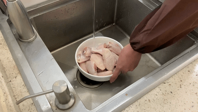 【佳歌廚房】全家都愛吃的可樂雞翅，你學(xué)會(huì)了嗎？