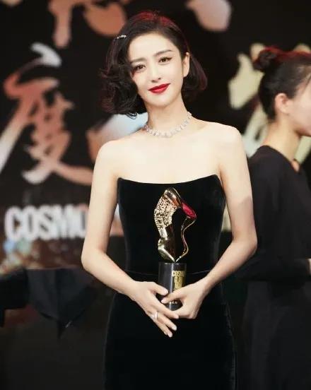 【一路佟行】無懼逆境！佳歌品牌代言人佟麗婭出席COSMO時尚盛典