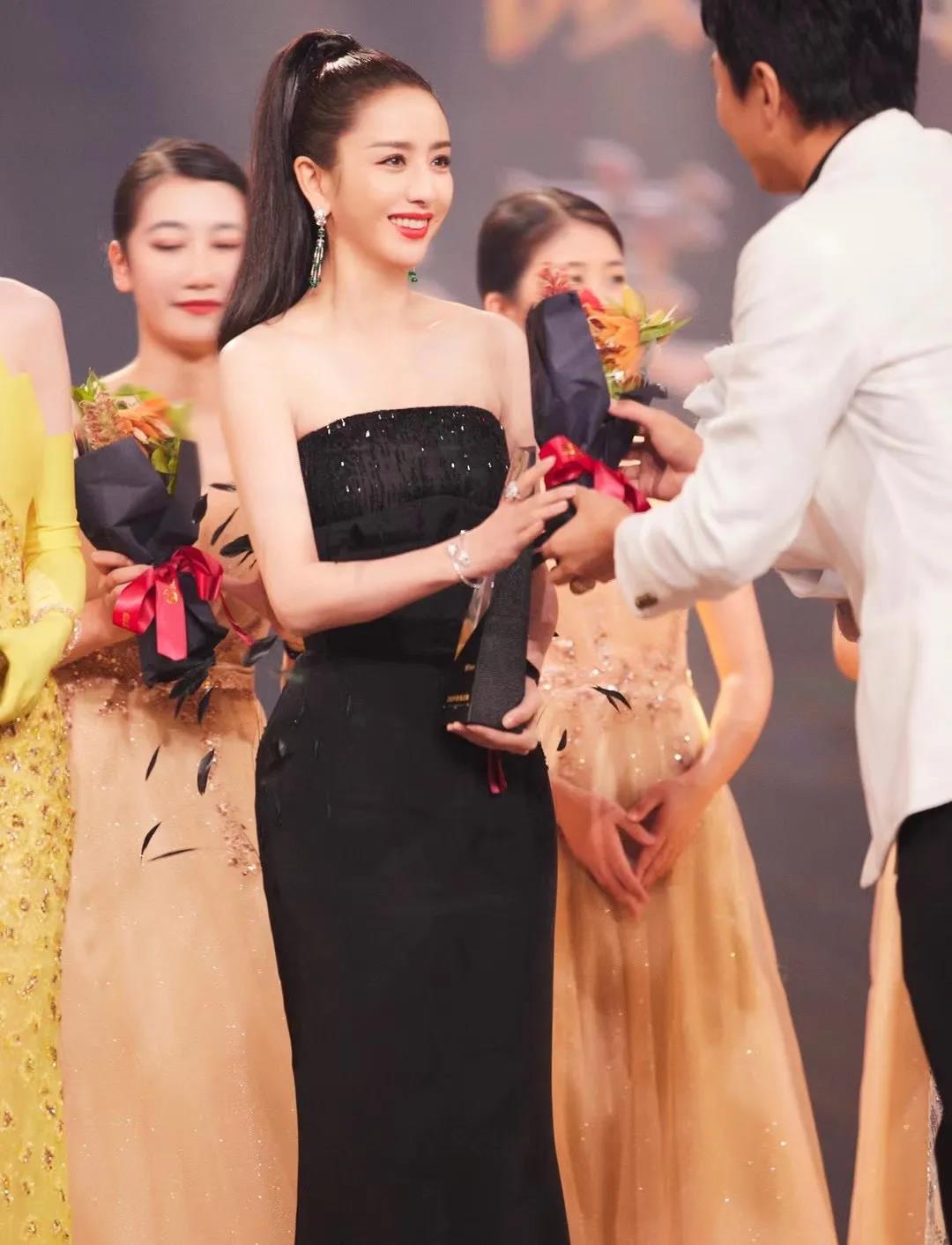 佳歌品牌代言人佟麗婭榮獲“微博年度之星”！