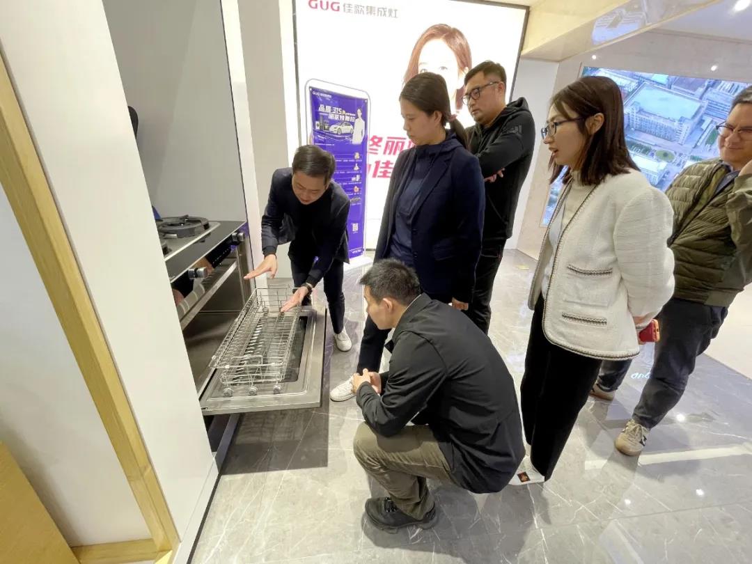 紹興市留學(xué)生聯(lián)誼會一行蒞臨佳歌集成灶參觀指導(dǎo)！