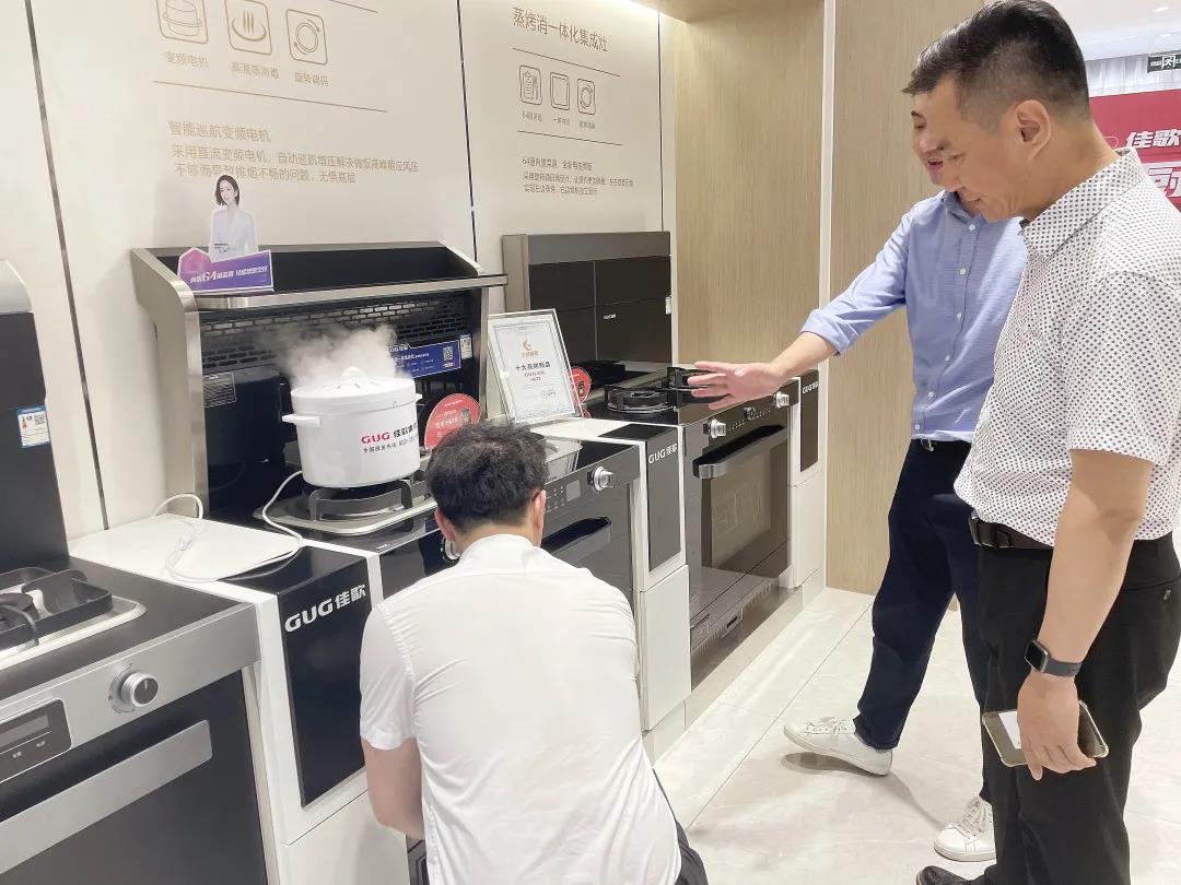 中國五金制品協(xié)會副理事長孟凡波一行蒞臨佳歌集團參觀指導(dǎo)！