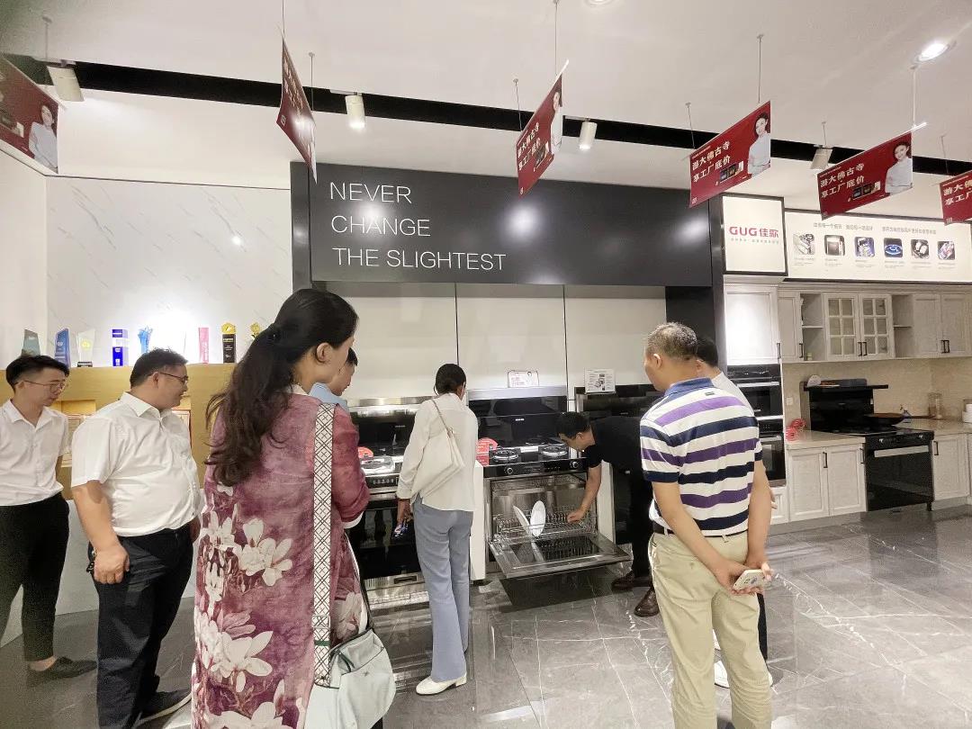 中國電子節(jié)能協(xié)會副秘書長梁上音一行蒞臨佳歌集團參觀指導