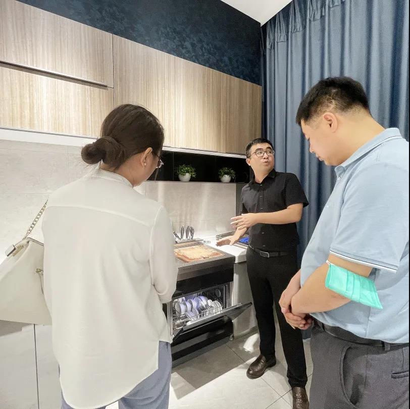 中國電子節(jié)能協(xié)會副秘書長梁上音一行蒞臨佳歌集團參觀指導