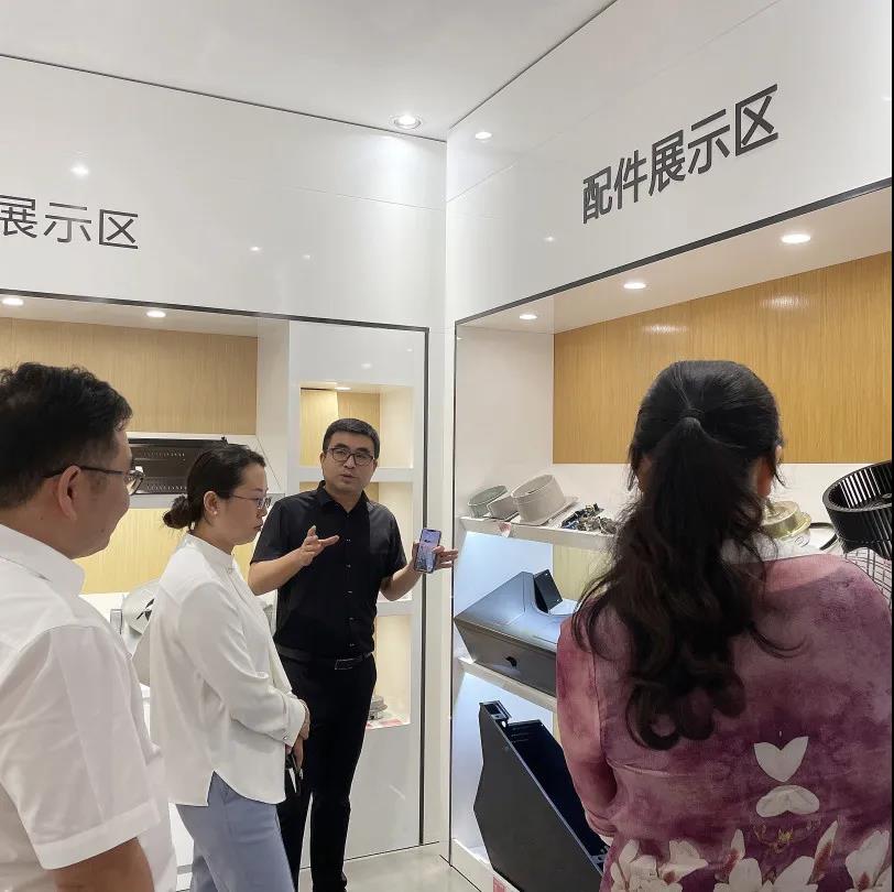 中國電子節(jié)能協(xié)會副秘書長梁上音一行蒞臨佳歌集團參觀指導