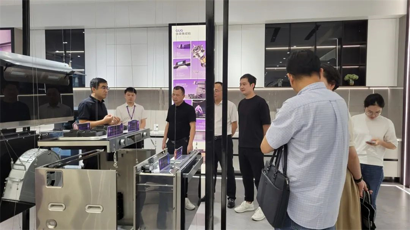 紹興市市場監(jiān)督管理局領(lǐng)導(dǎo)一行蒞臨佳歌二期智能化新工廠參觀考察！
