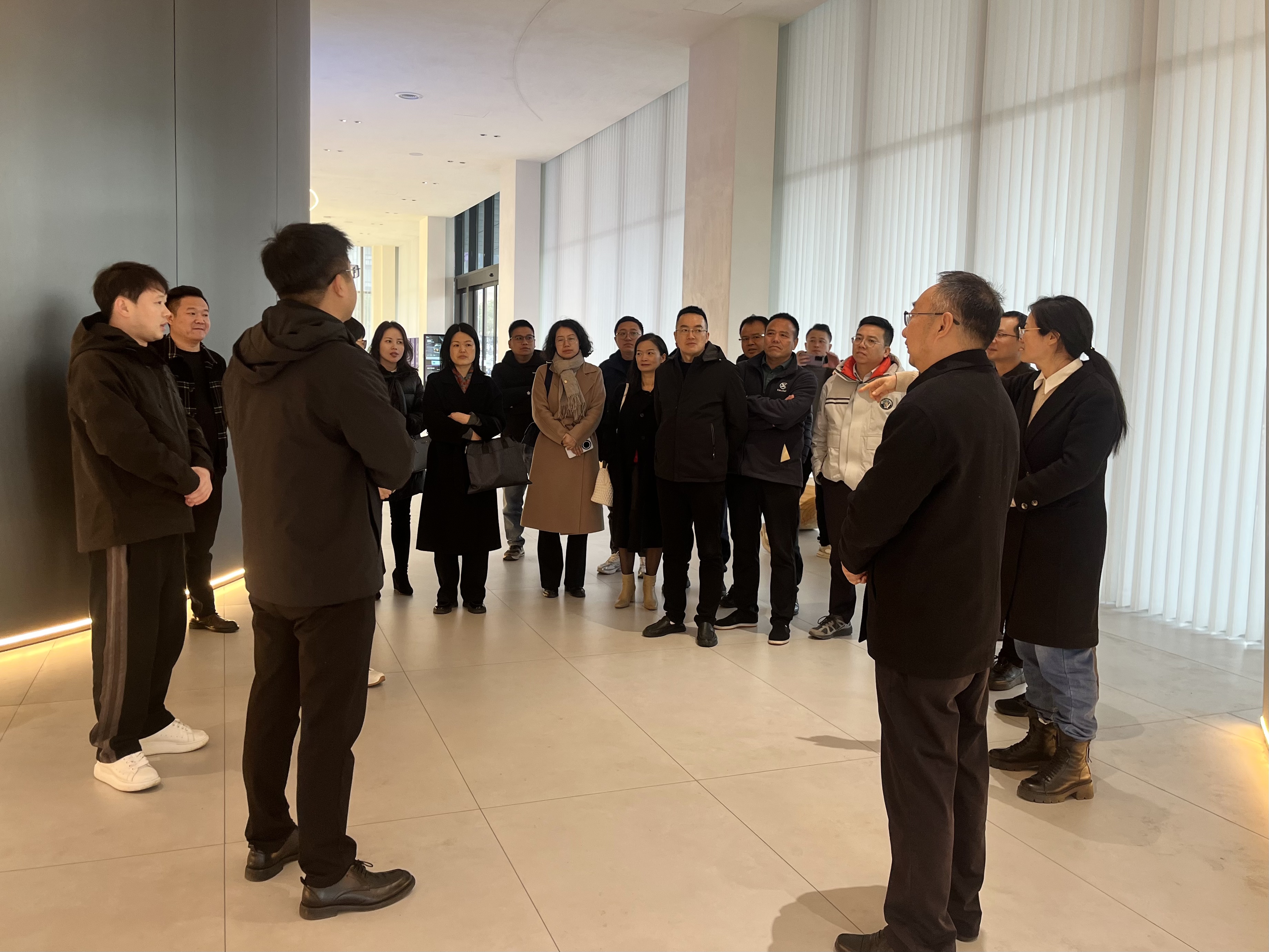 嵊州、新昌兩地政協(xié)副主席、民建主委等領(lǐng)導(dǎo)一行蒞臨佳歌集成灶參觀指導(dǎo)