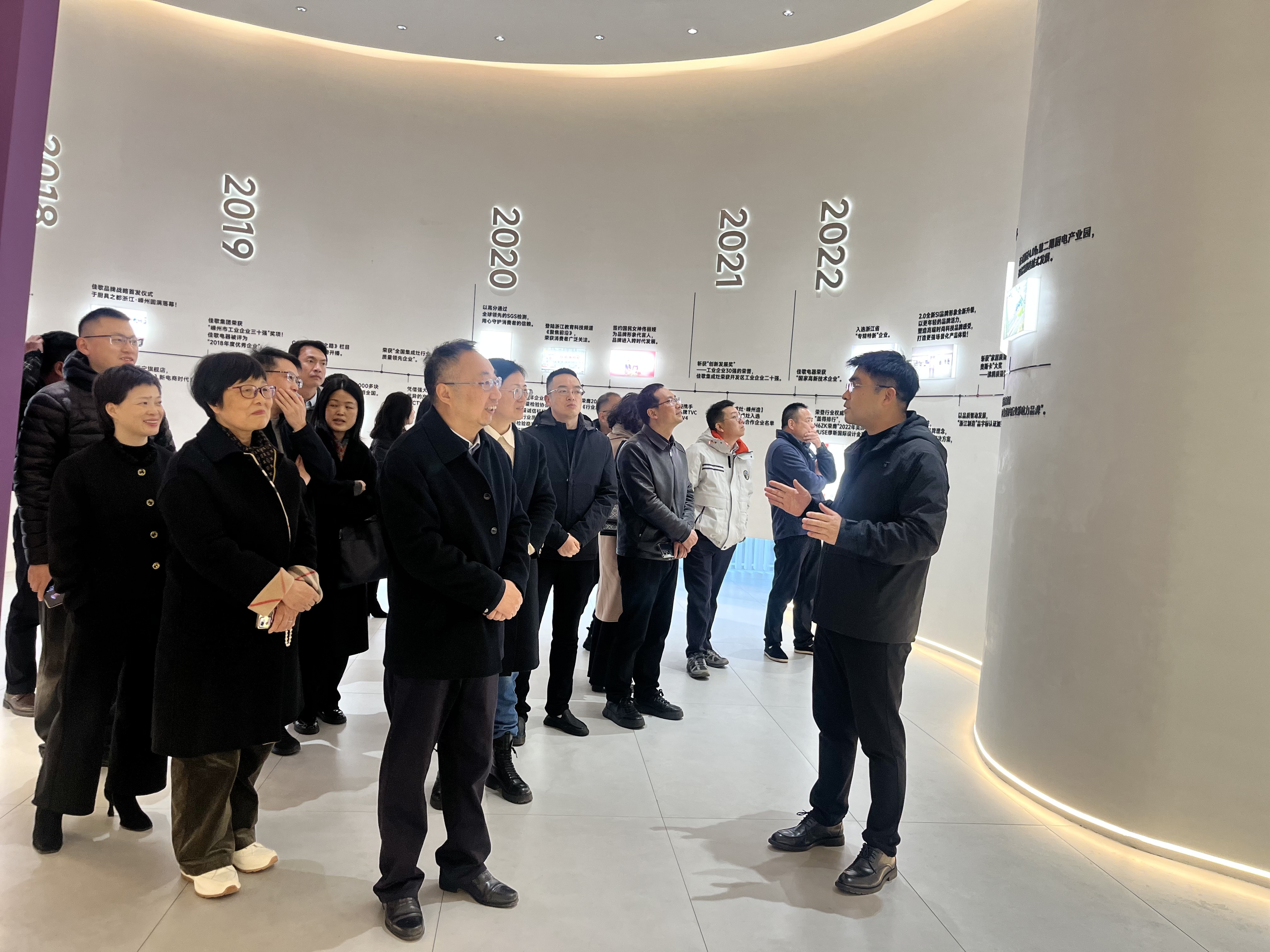 嵊州、新昌兩地政協(xié)副主席、民建主委等領(lǐng)導(dǎo)一行蒞臨佳歌集成灶參觀指導(dǎo)