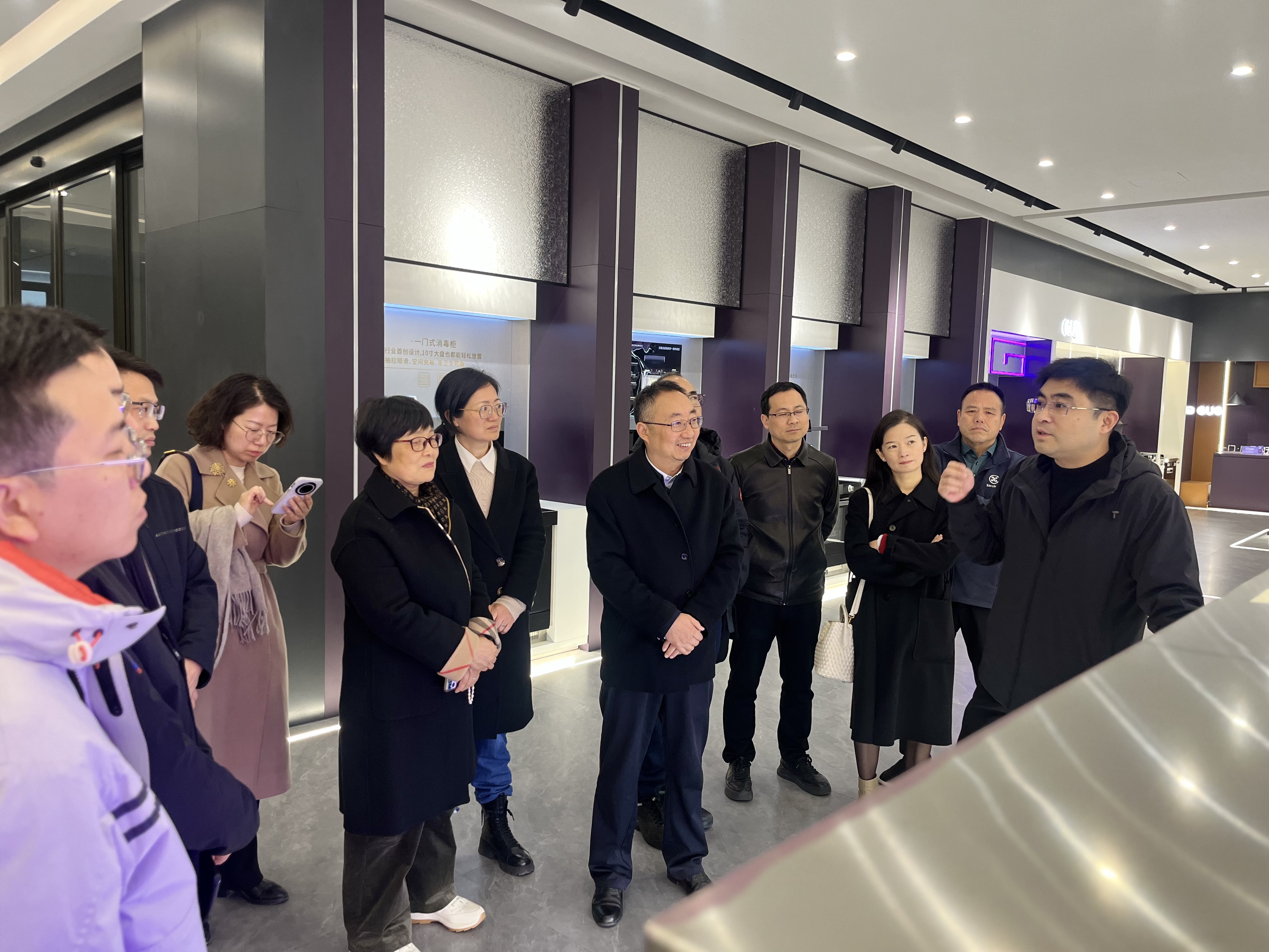 嵊州、新昌兩地政協(xié)副主席、民建主委等領(lǐng)導(dǎo)一行蒞臨佳歌集成灶參觀指導(dǎo)